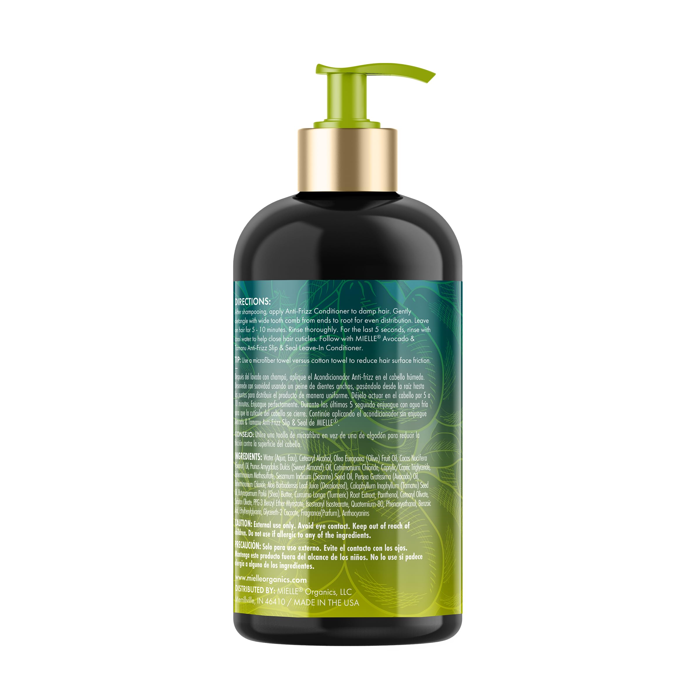 Cheveux secs et bouclés bénéficient d’un soin hydratant sans lourdeur.