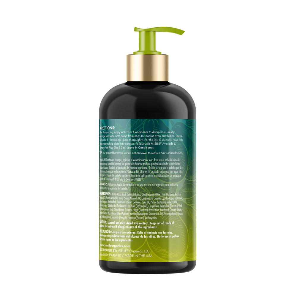 Cheveux secs et bouclés bénéficient d’un soin hydratant sans lourdeur.