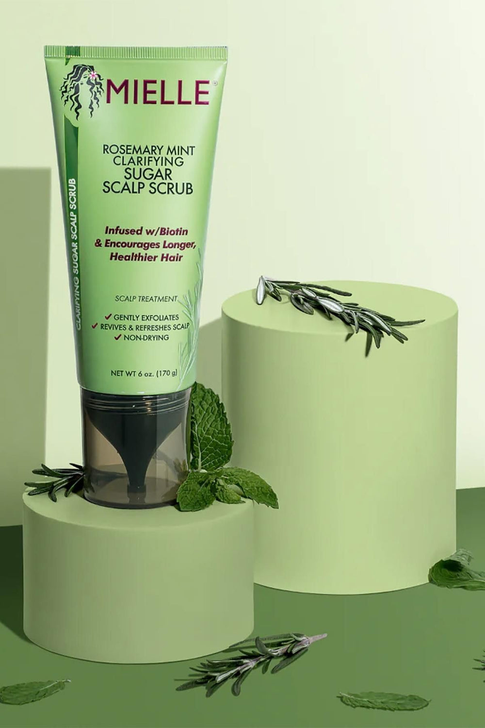 Rinçage clair après l’exfoliation, cuir chevelu purifié