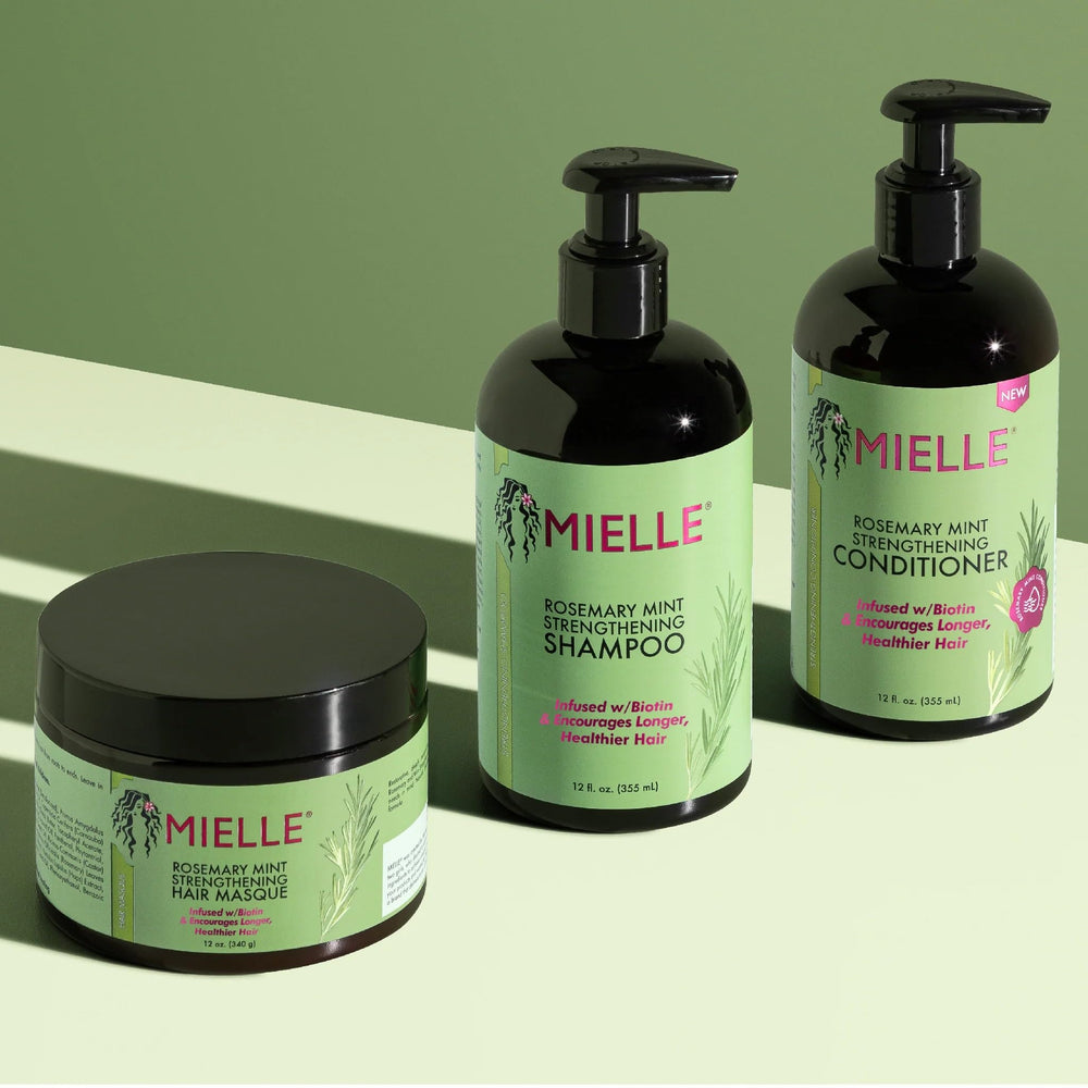Routine quotidienne avec Rosemary Mint pour cheveux en bonne santé.