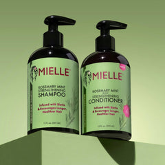 Texture soyeuse du shampoing Rosemary Mint facilitant le démêlage.