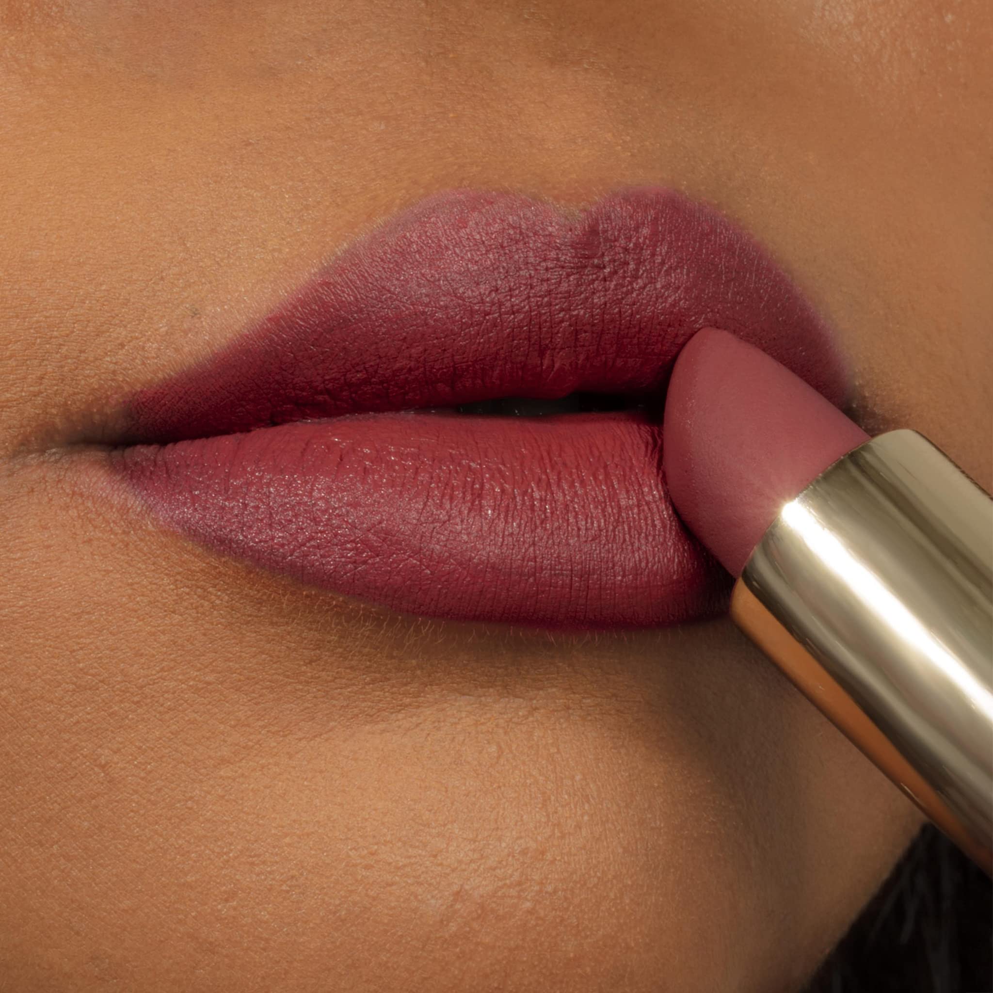 Milani Color Fetish Matte Lipstick Petale tube élégant en main, prêt pour retouche rapide.