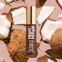Lèvres brillantes après l’application de Milani Fruit Fetish Coco Cacao