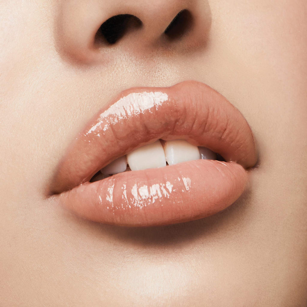 Formule nourrissante avec acide hyaluronique et peptides pour lèvres plus douces.