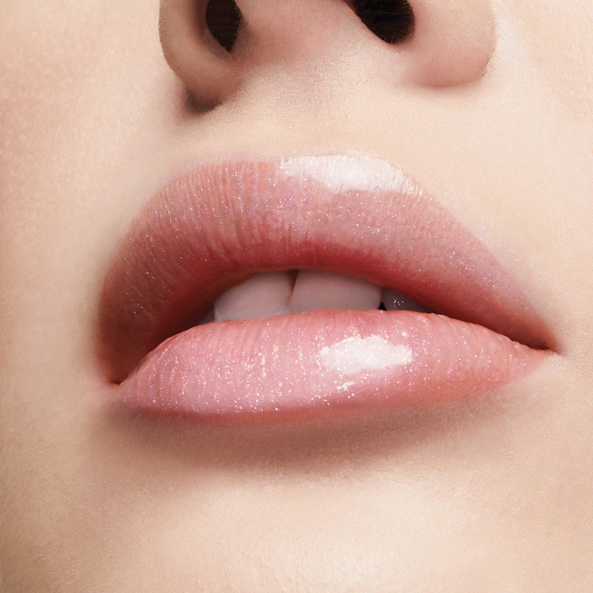 Milani brillant à lèvres teinte rose vif pour un look glamour.
