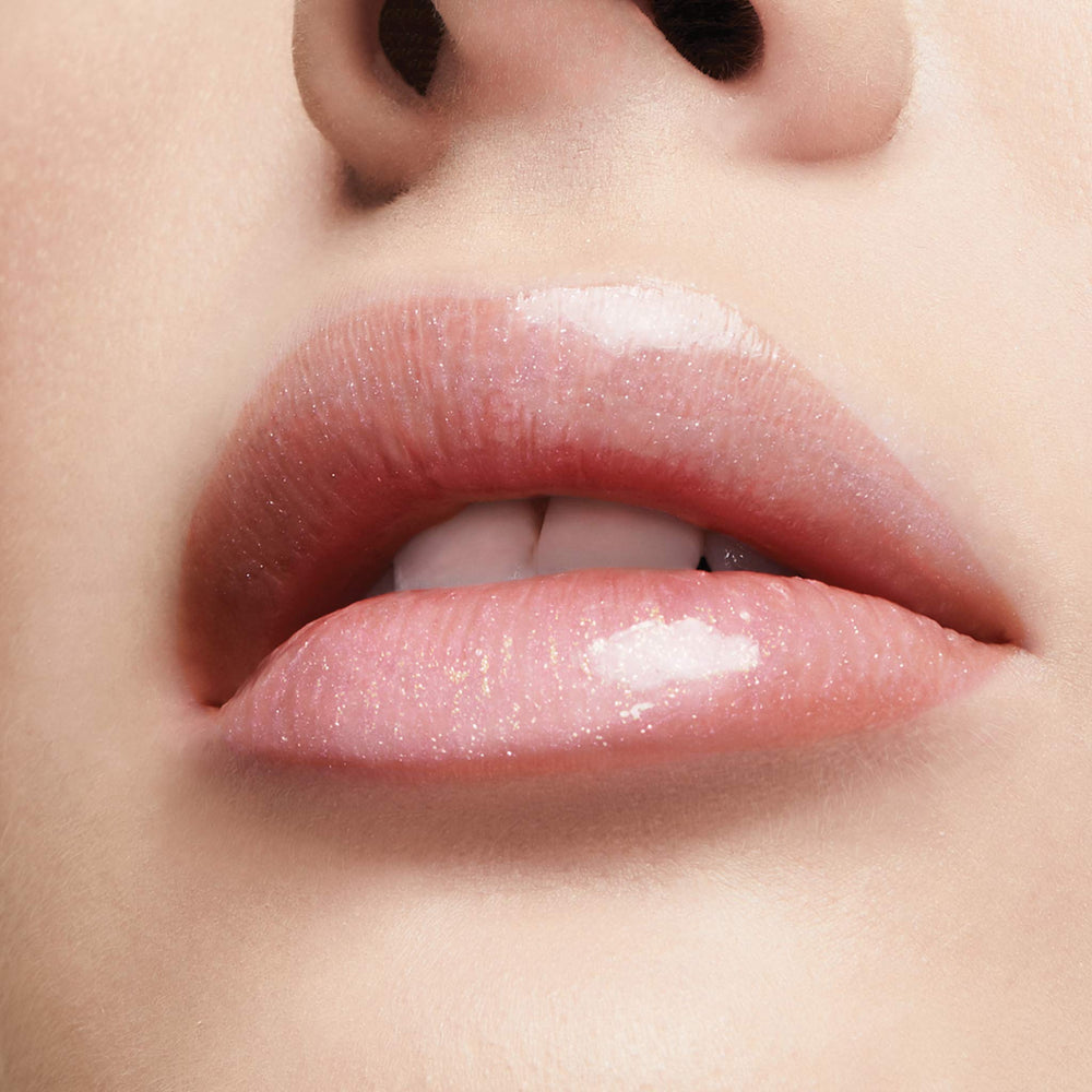 Milani brillant à lèvres teinte rose vif pour un look glamour.