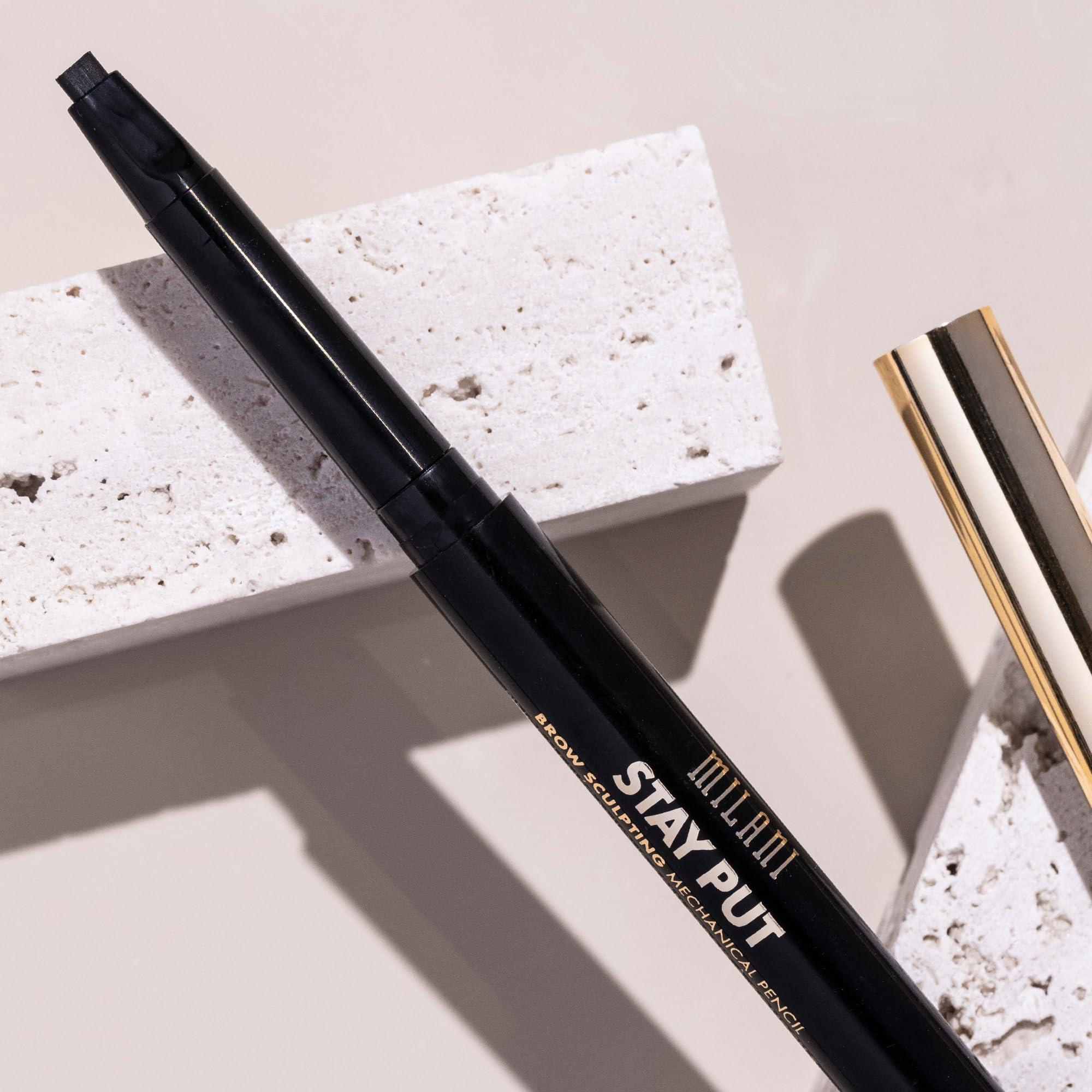 Milani Stay Put: définition des sourcils avec un seul outil pratique.