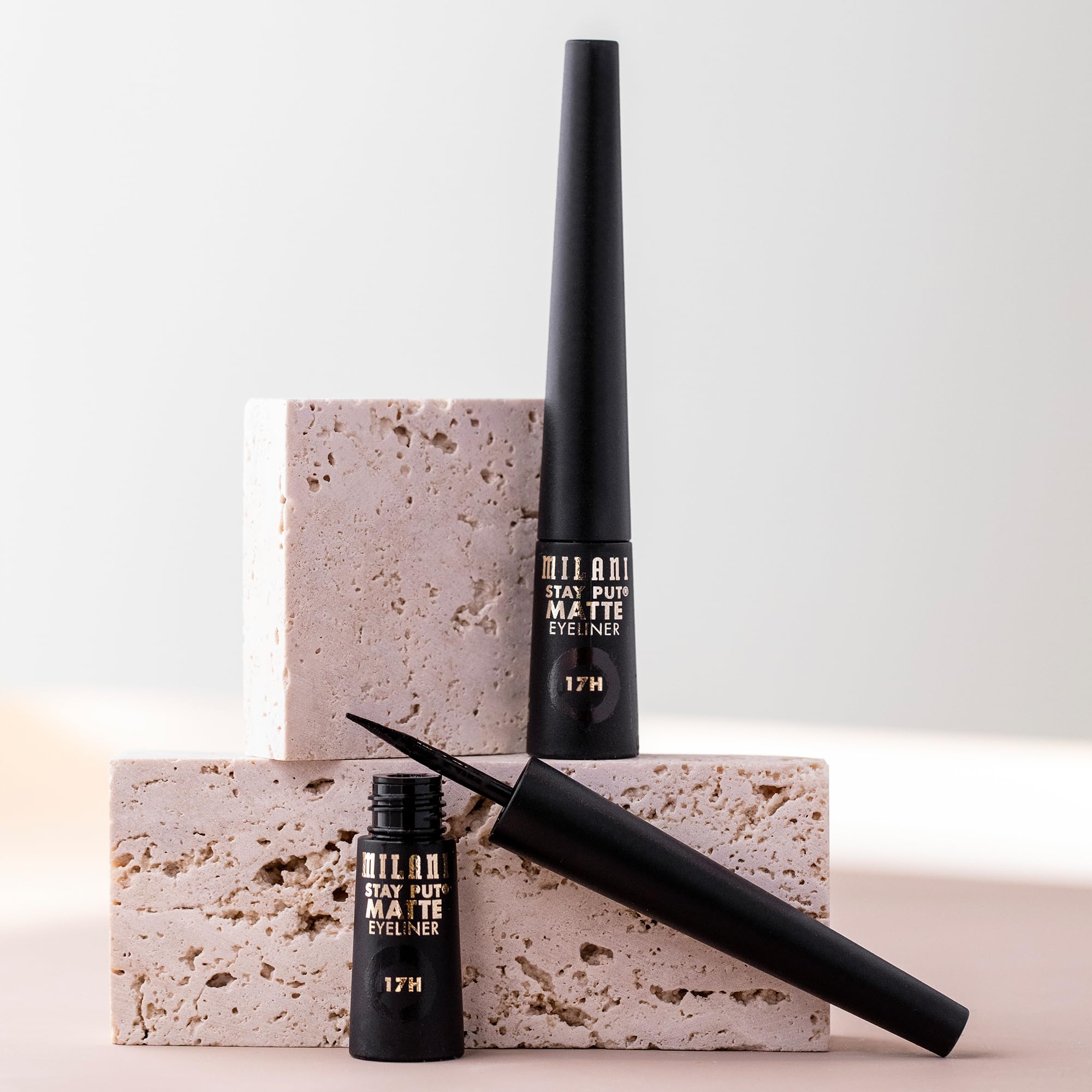 Tenue jusqu’à 17 heures grâce à Milani Stay Put Matte Liquid Liner.