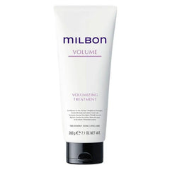 Cheveux volumisés grâce à Milbon, texture légère et douceur durable.