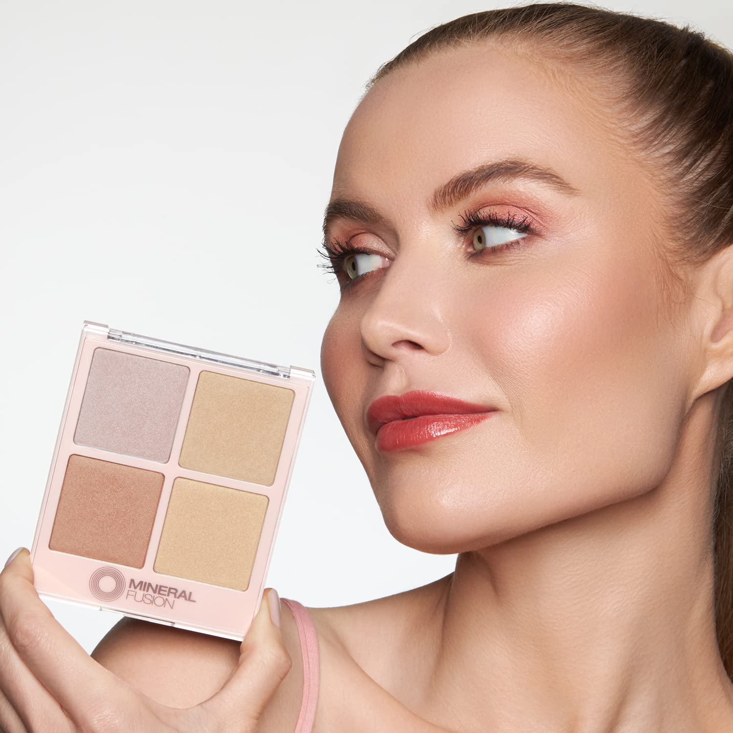 Palette mat Mineral Fusion pour un fini naturel et longue tenue.