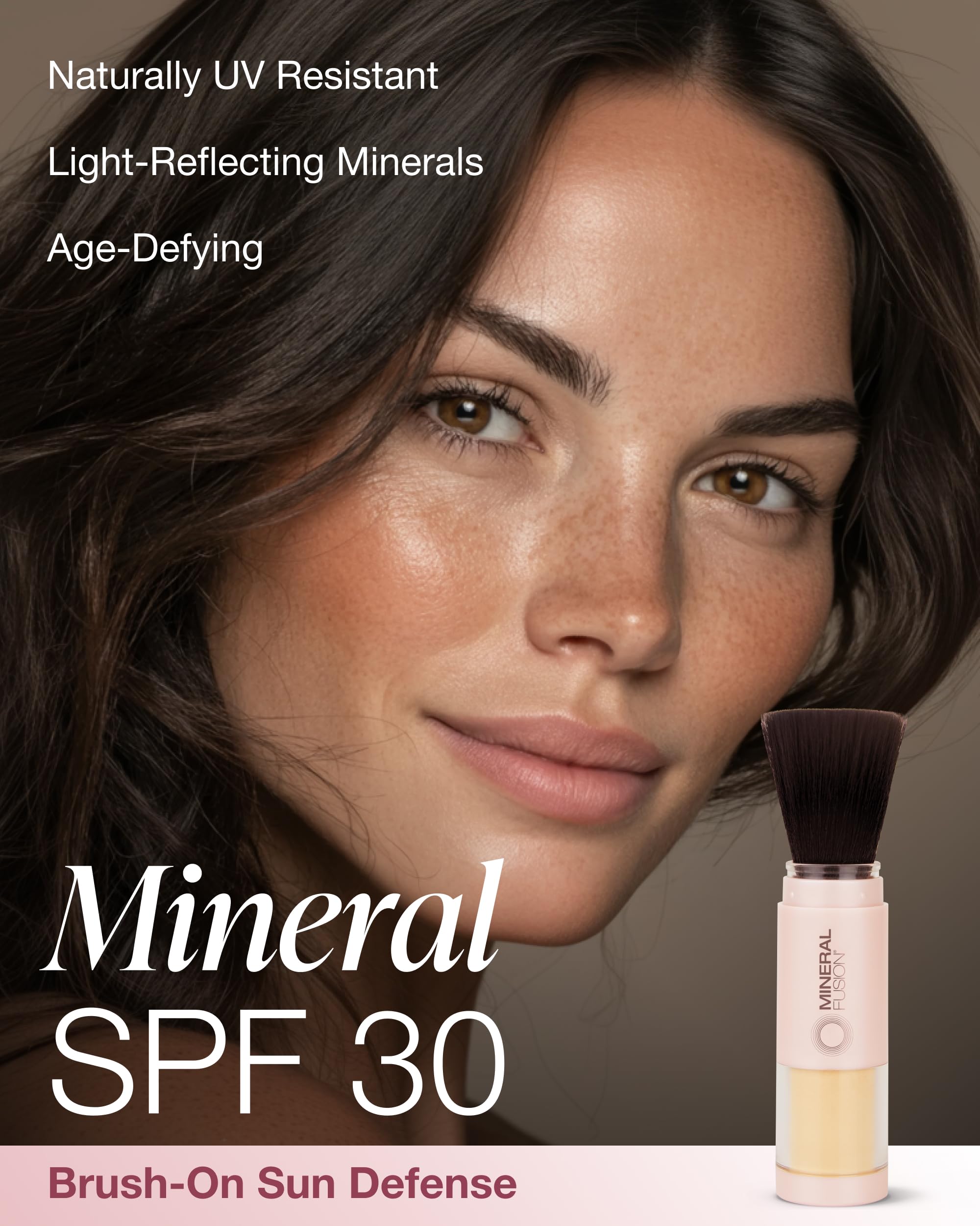 Poudre minérale translucide Mineral Fusion, fini mat sur toutes carnations.
