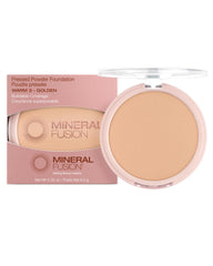 Mineral Fusion Poudre Pressée – Teint médium-jaune, fini mat et uniforme.