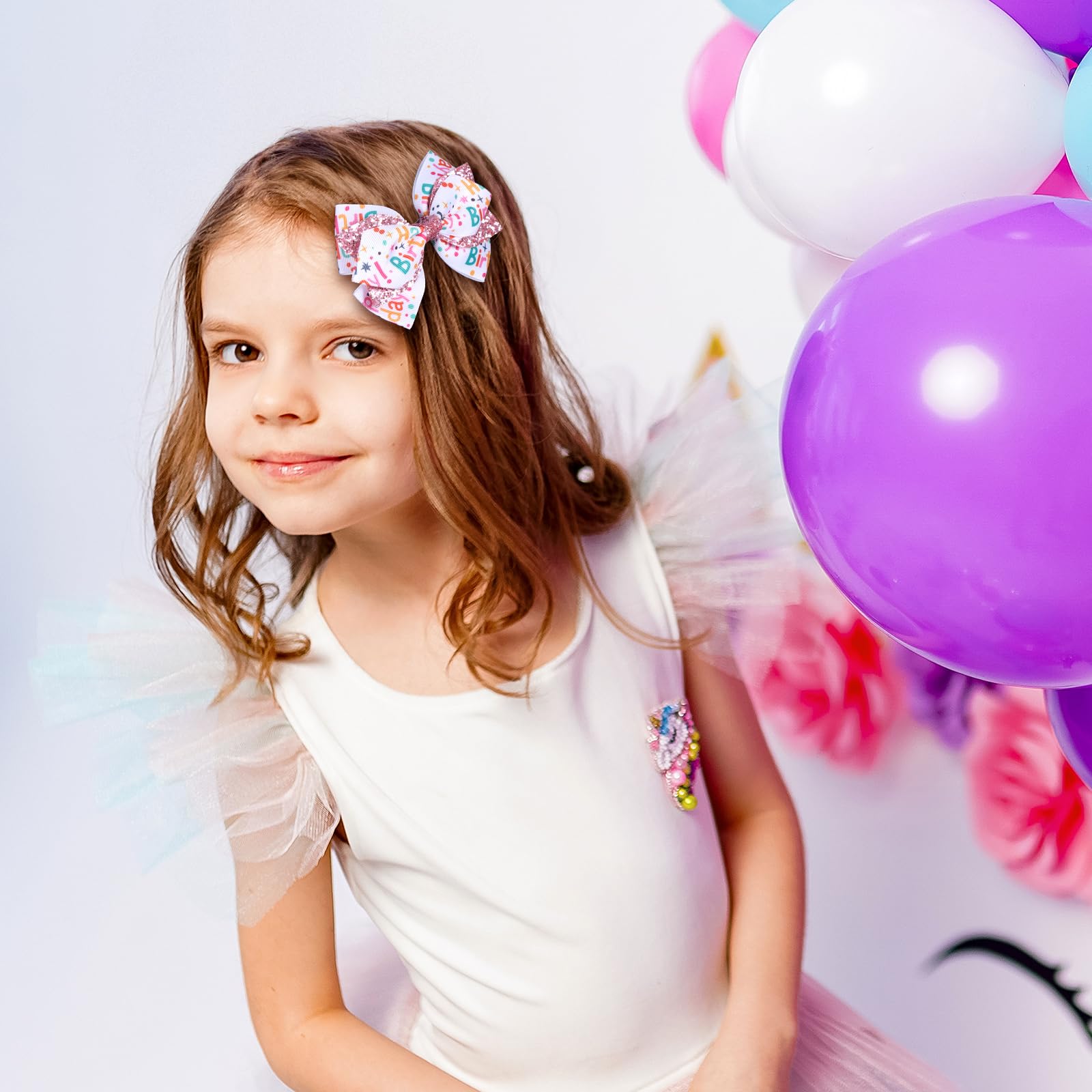 Accessoire anniversaire Miroksh, ruban brillant rose pour coiffure chic.
