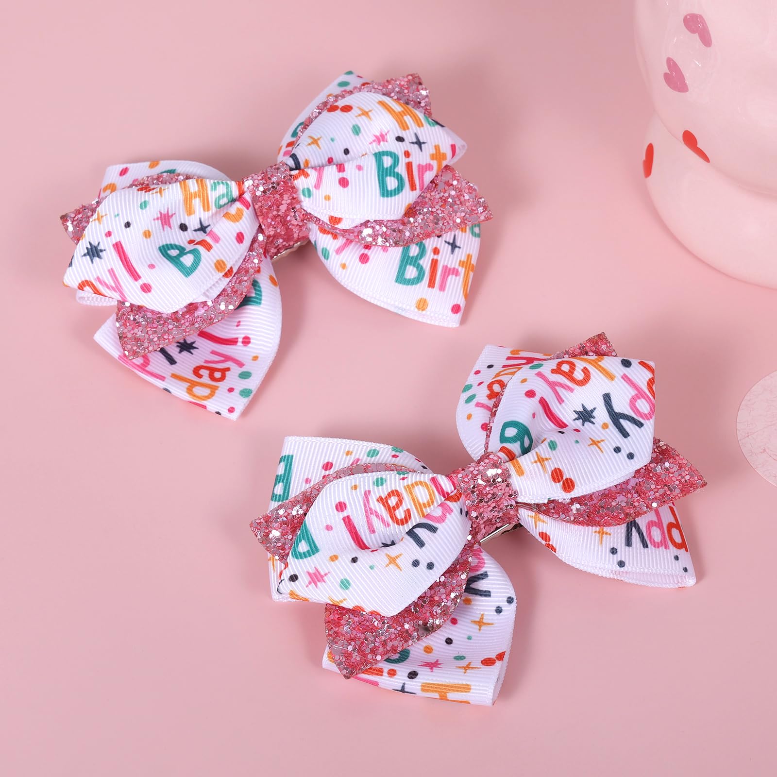 Détail paillettes roses Miroksh, brillance festive pour cheveux.