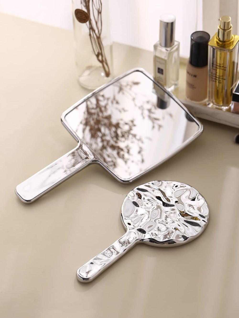 MIRRORNOVA Dos miroir ondulé, apportant une touche sophistiquée au maquillage.