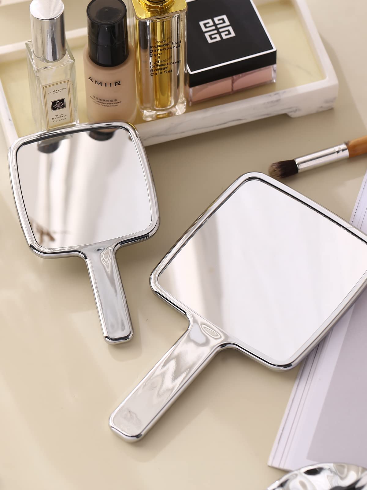MIRRORNOVA Trois tailles disponibles, adaptées à chaque routine beauté et espace.