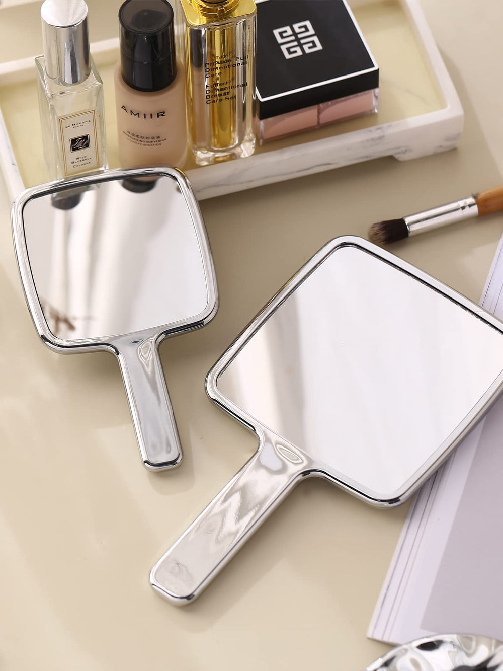 MIRRORNOVA Trois tailles disponibles, adaptées à chaque routine beauté et espace.