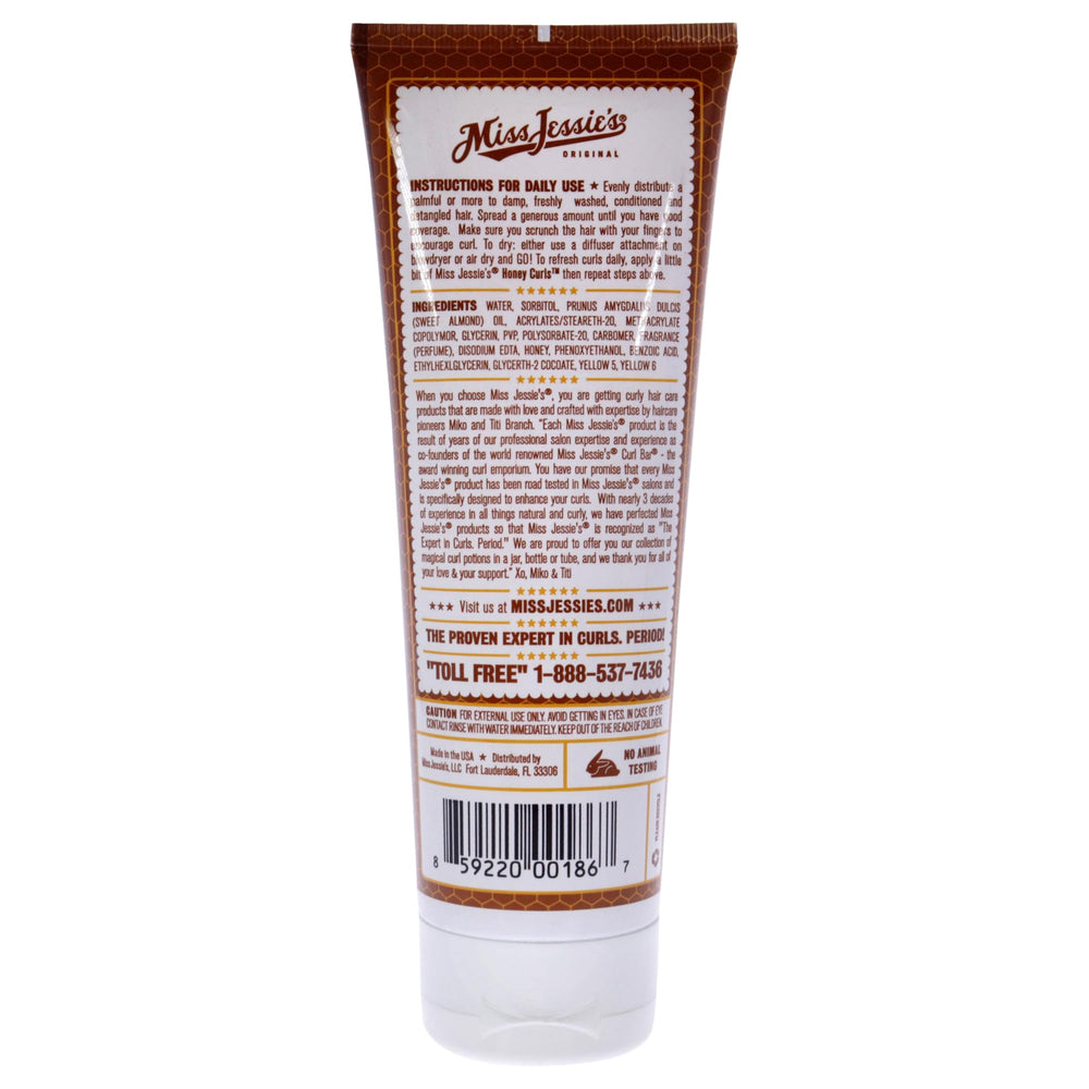 Miss Jessie's émulsion au miel pour boucles, application homogène et couverture optimale.