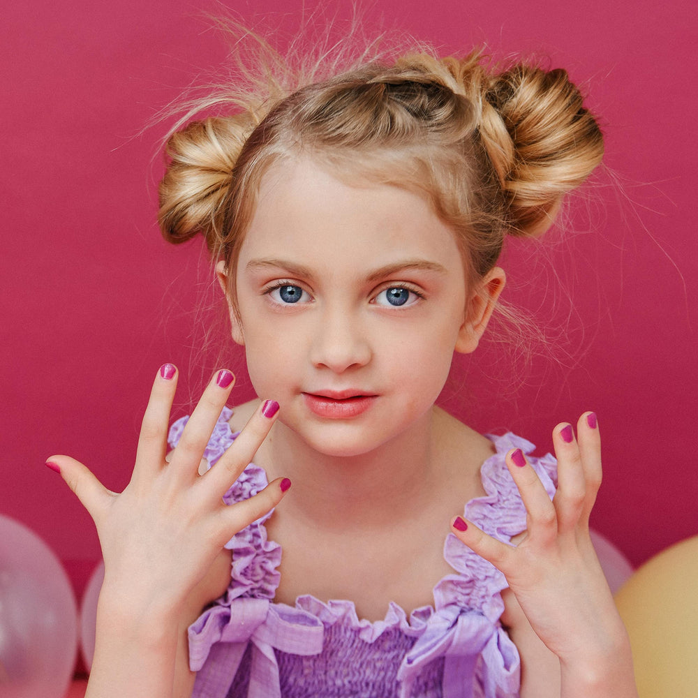 MISS NELLA Retrait Peel-off : enlève facilement le vernis sans solvants.