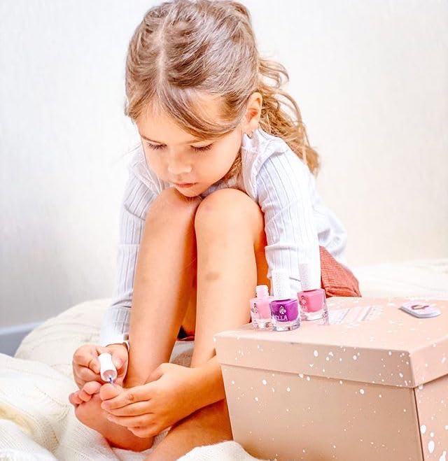 Application ludique des vernis Miss Nella sur les doigts d’enfant, sans odeur