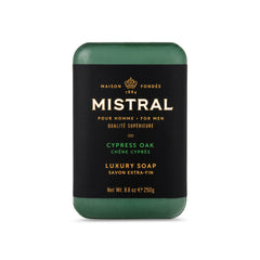 Savon Mistral Cypress Oak : texture riche pour mousse hydratante.