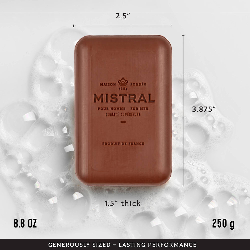 Savon Mistral avec extrait de feuille de raisin, soutient l éclat naturel de la peau.