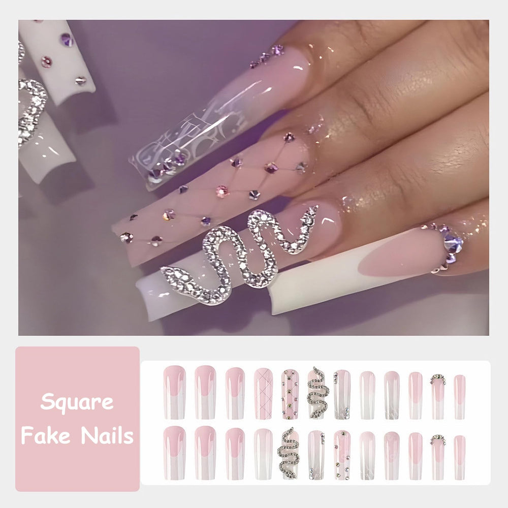Détail serpent et diamant sur les ongles MISUD pour brillance discrète.