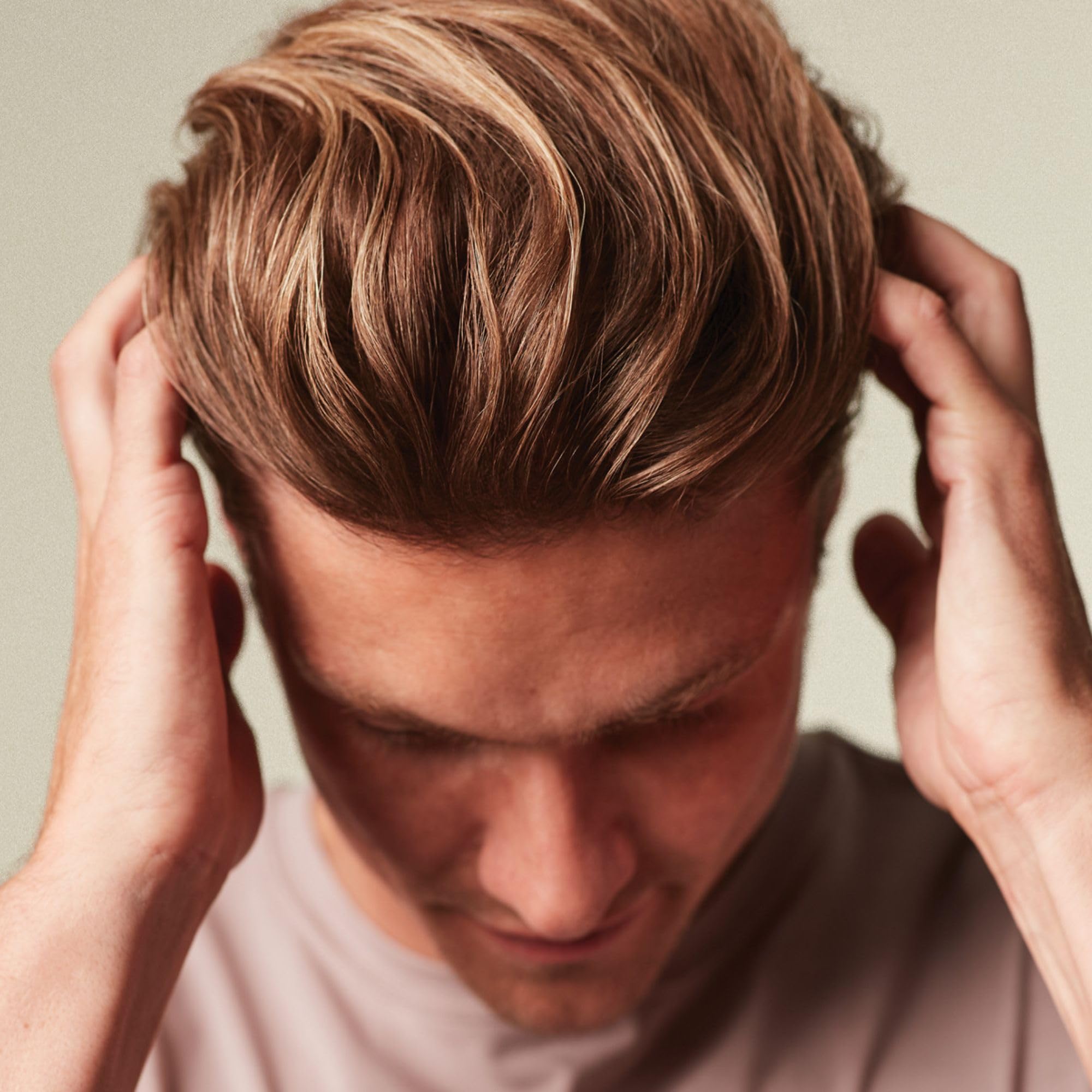 MITCH Calibrate Crème appliquée sur cheveux pour démarrer le coiffage.