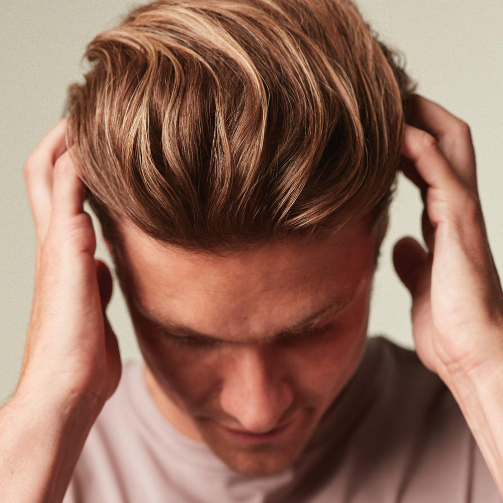 MITCH Calibrate Crème appliquée sur cheveux pour démarrer le coiffage.