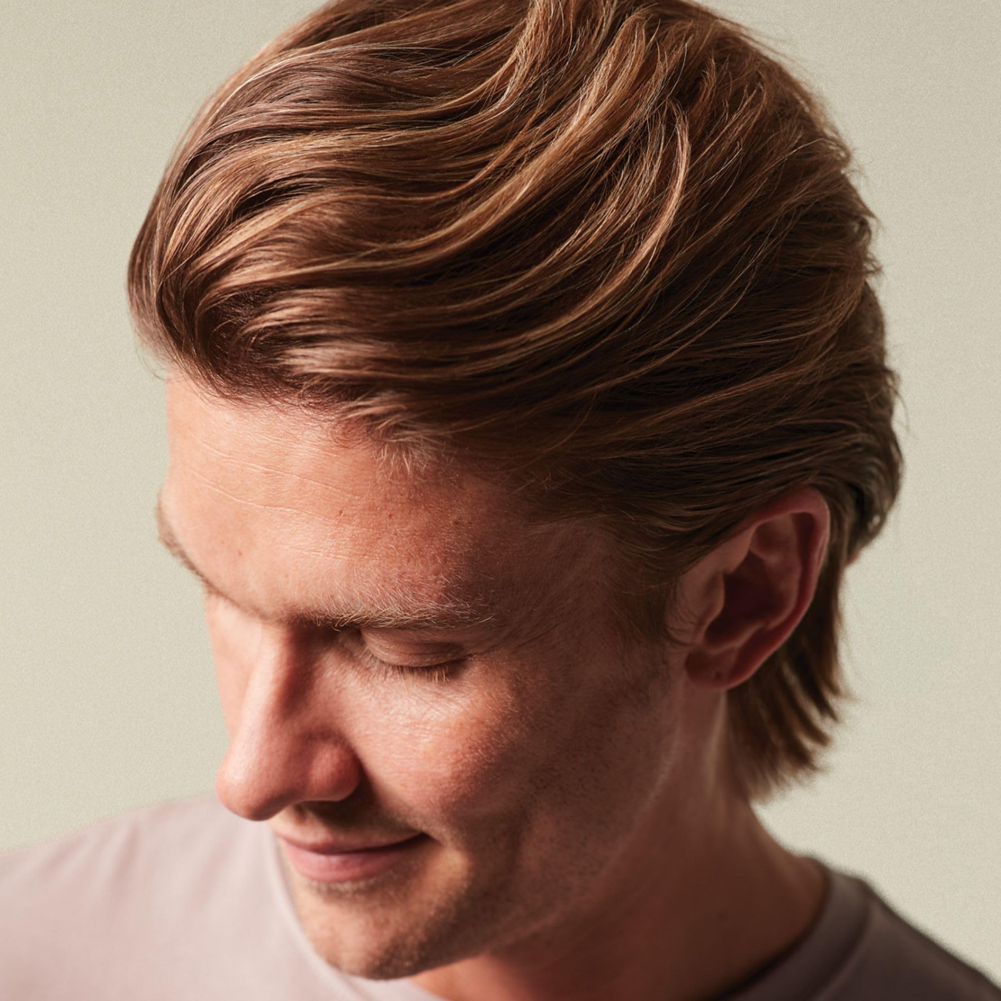 Après coiffage avec MITCH Calibrate Crème, cheveux volumisés et tenus.