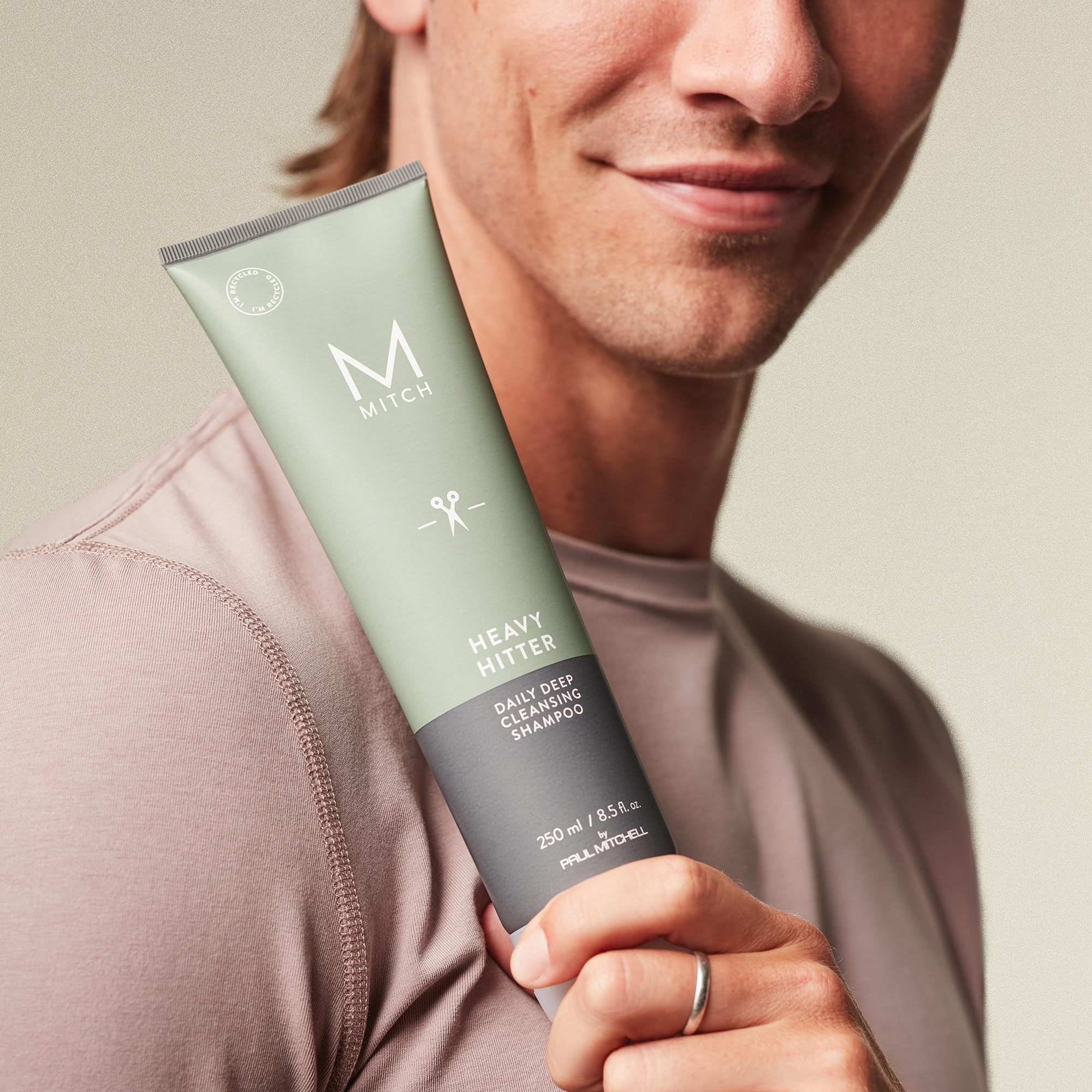 Homme utilisant MITCH Heavy Hitter sous la douche pour une propreté nette.