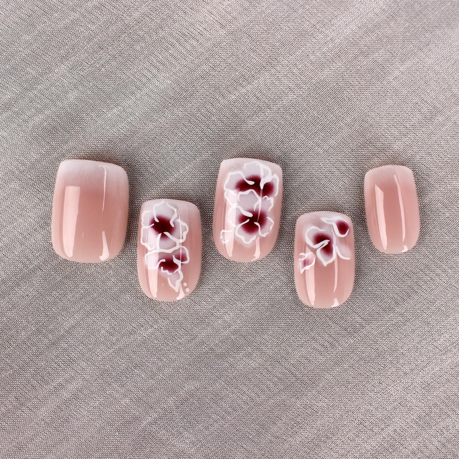 Ongles autocollants Mivota, kit complet 24 pièces prêt à poser pour une manucure rapide.