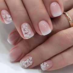 Ongles autocollants Mivota carrés blancs neutres avec fleurs argentées, aspect rapide et élégant.