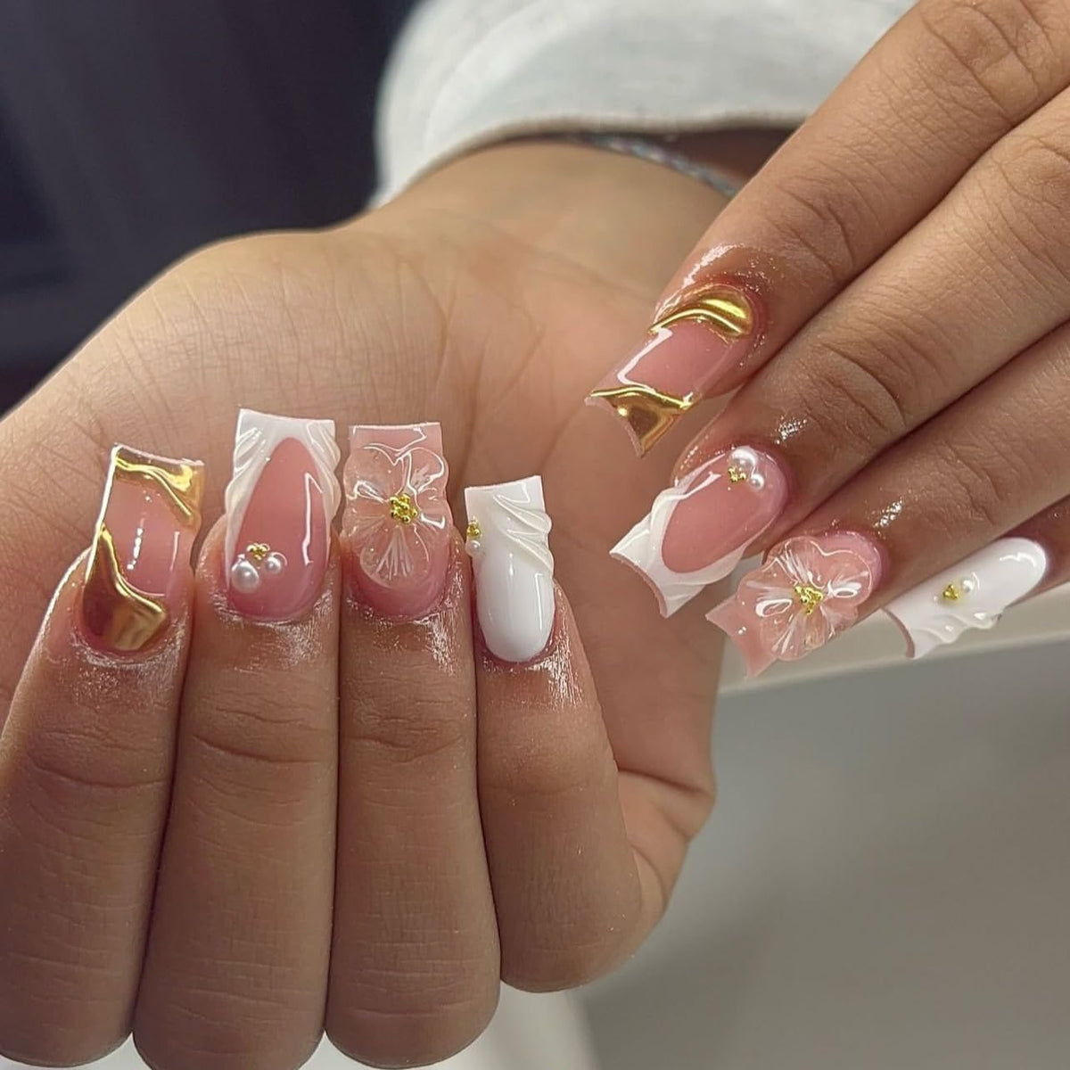 Ongles Mivota en forme de cercueil avec fleurs dorées 3D pour un look élégant