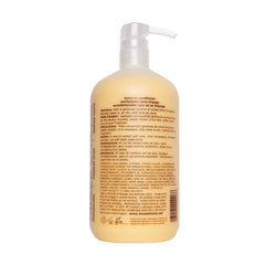 Application du soin sur cheveux bouclés facilitant le démêlage.