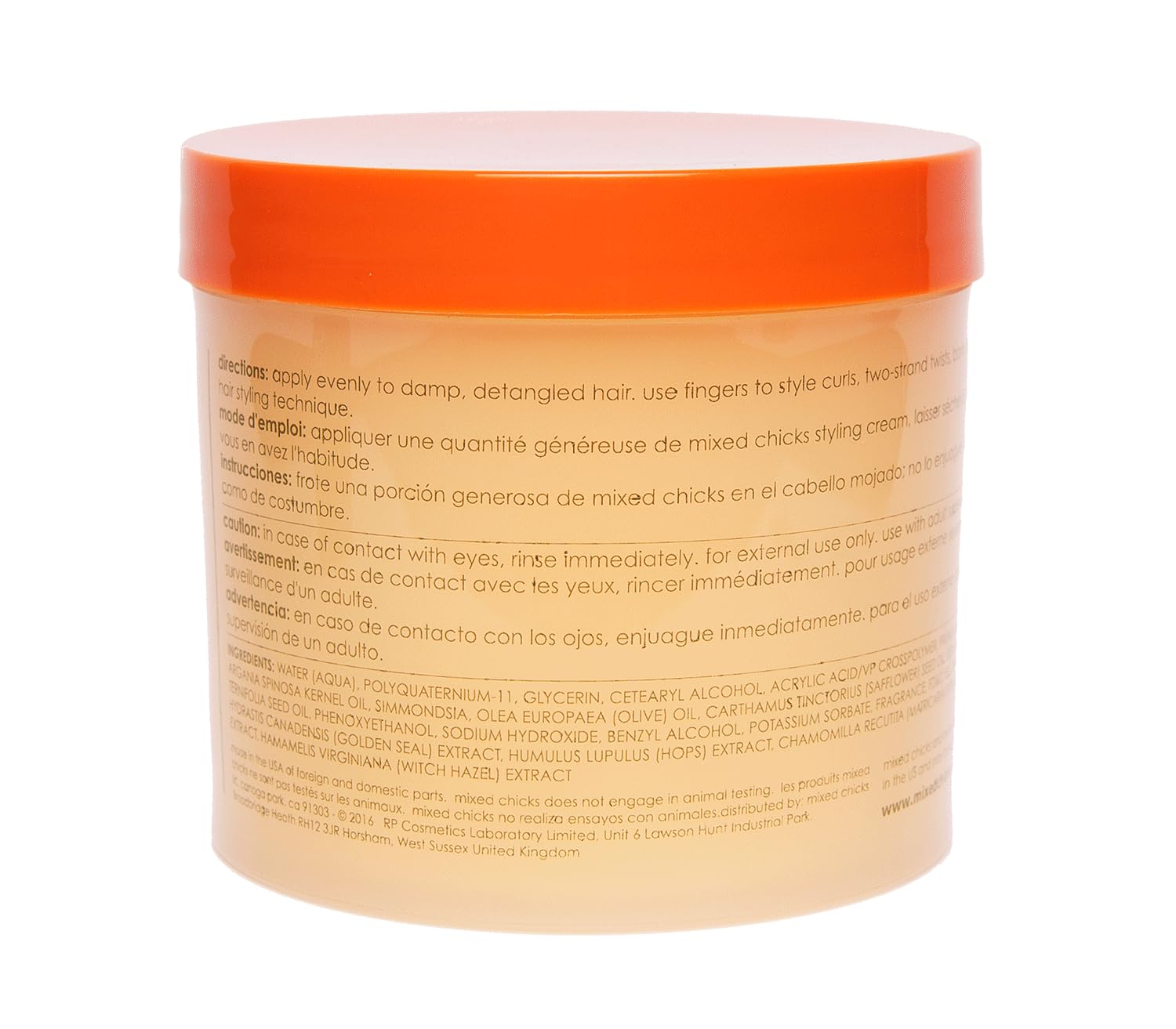 Texture de la crème s'appliquant sur cheveux bouclés pour une définition douce.