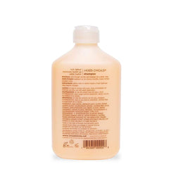 Mousse généreuse du shampoing clarifiant Mixed Chicks pour une mise en route efficace.