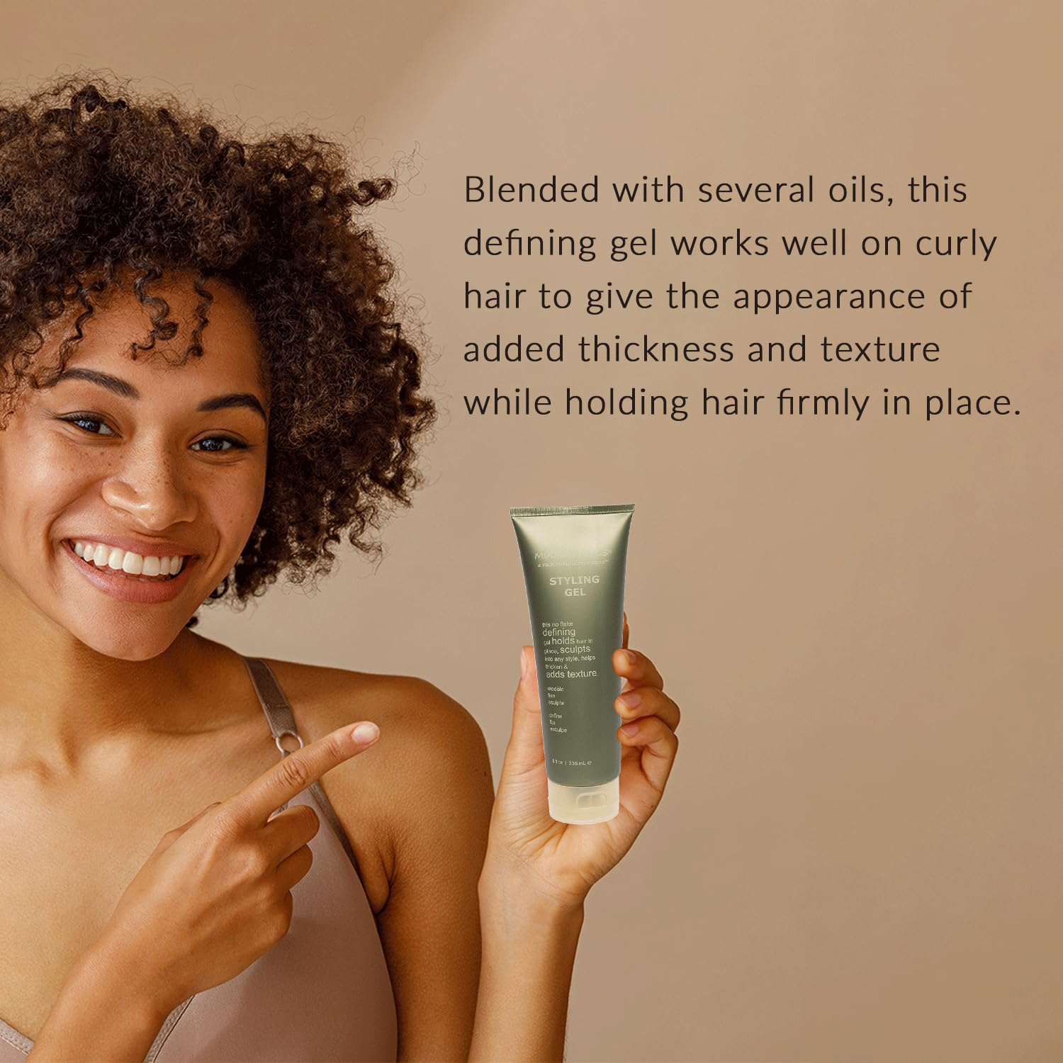 Finition coiffage avec le Gel Mixed Chicks pour contrôle du volume