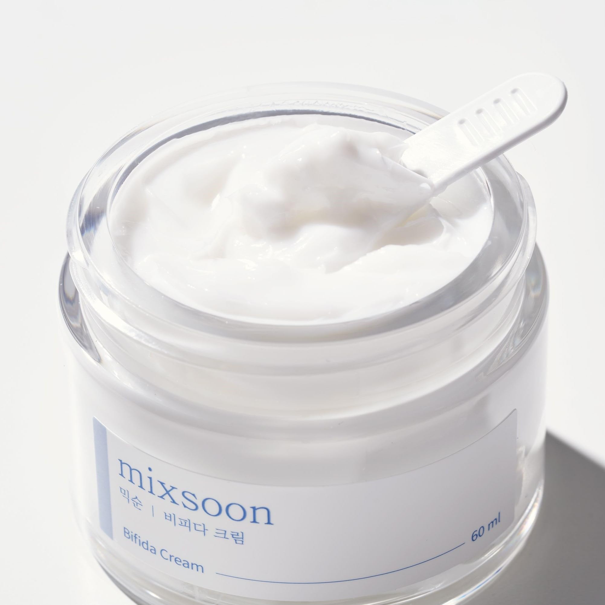 Application douce sur le visage pour nourrir la peau pendant la nuit.