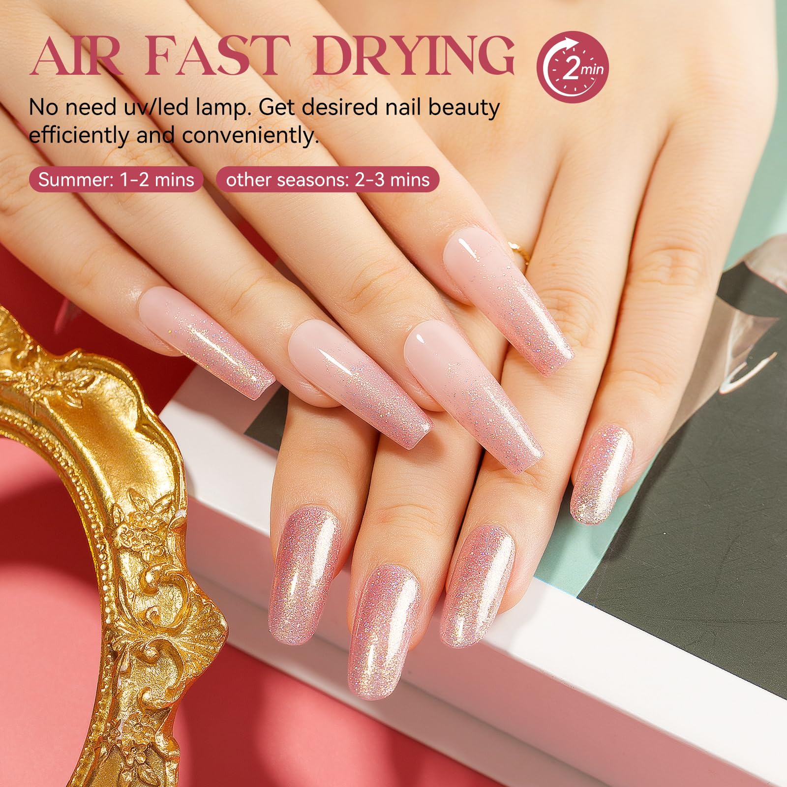 Application fluide du vernis rose pailleté MIZHSE sur les ongles.
