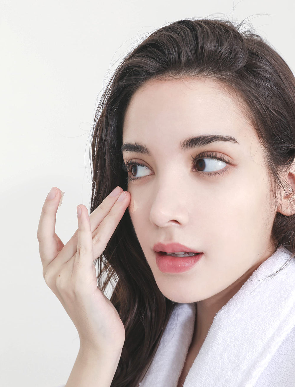 Crème yeux MIZON, application douce autour du contour des yeux.