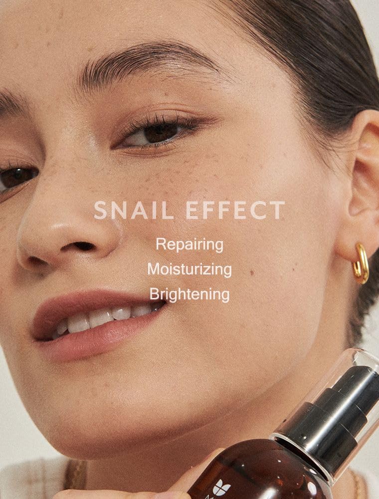 Application de l Essence Snail Repair sur le visage, absorption rapide.
