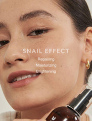 Application de l Essence Snail Repair sur le visage, absorption rapide.