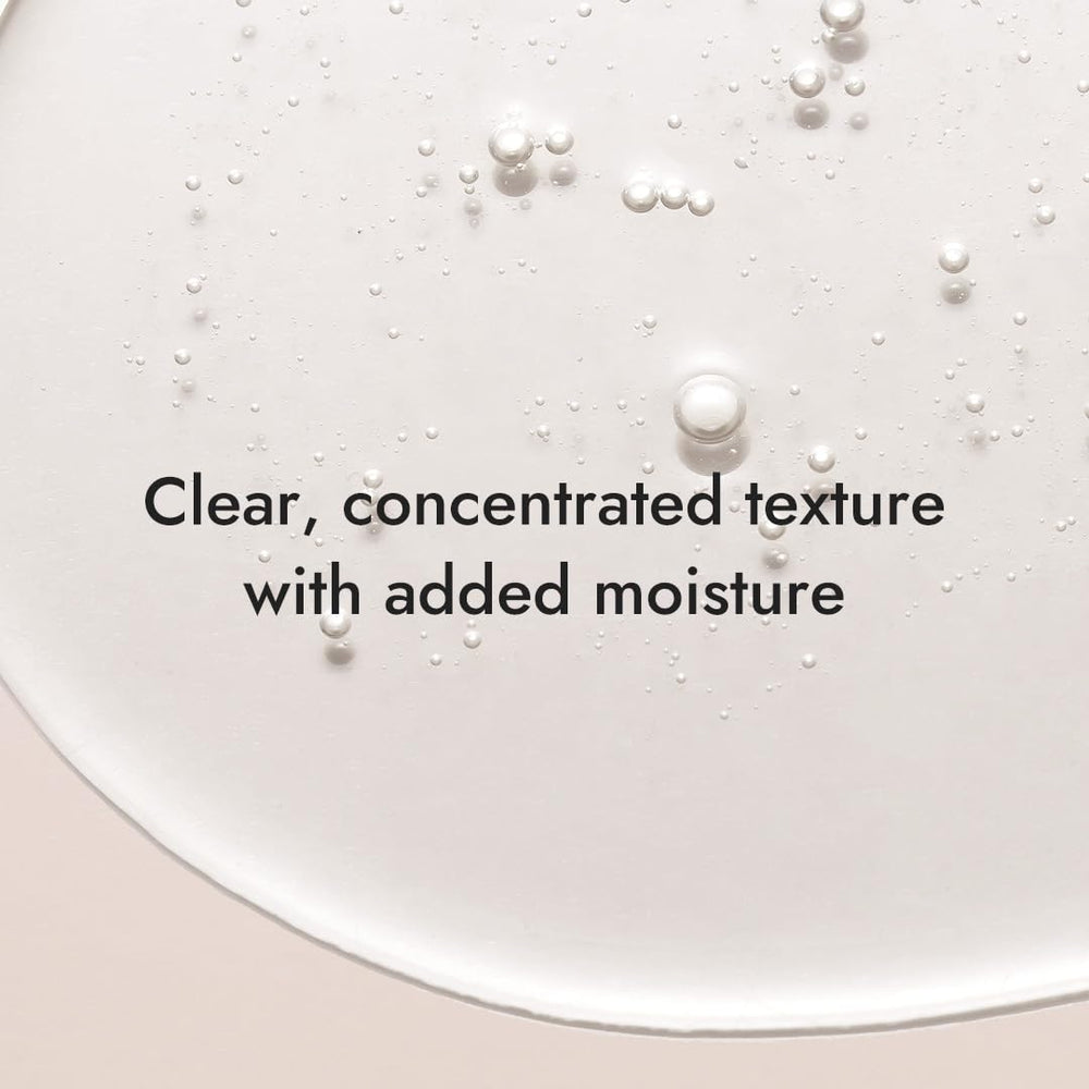 Texture aqueuse du tonique MIZON, offre fraîcheur et équilibre pour la peau.