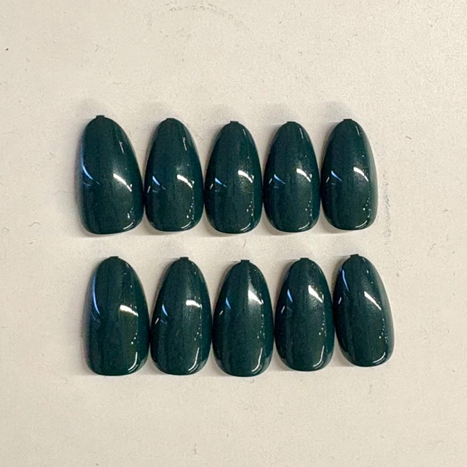 Modelones 16 tailles pour un ajustement précis des ongles.