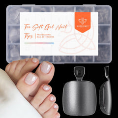 Extensions d’ongles d’orteil Modelones avec forme squoval et fini mat, pose rapide.