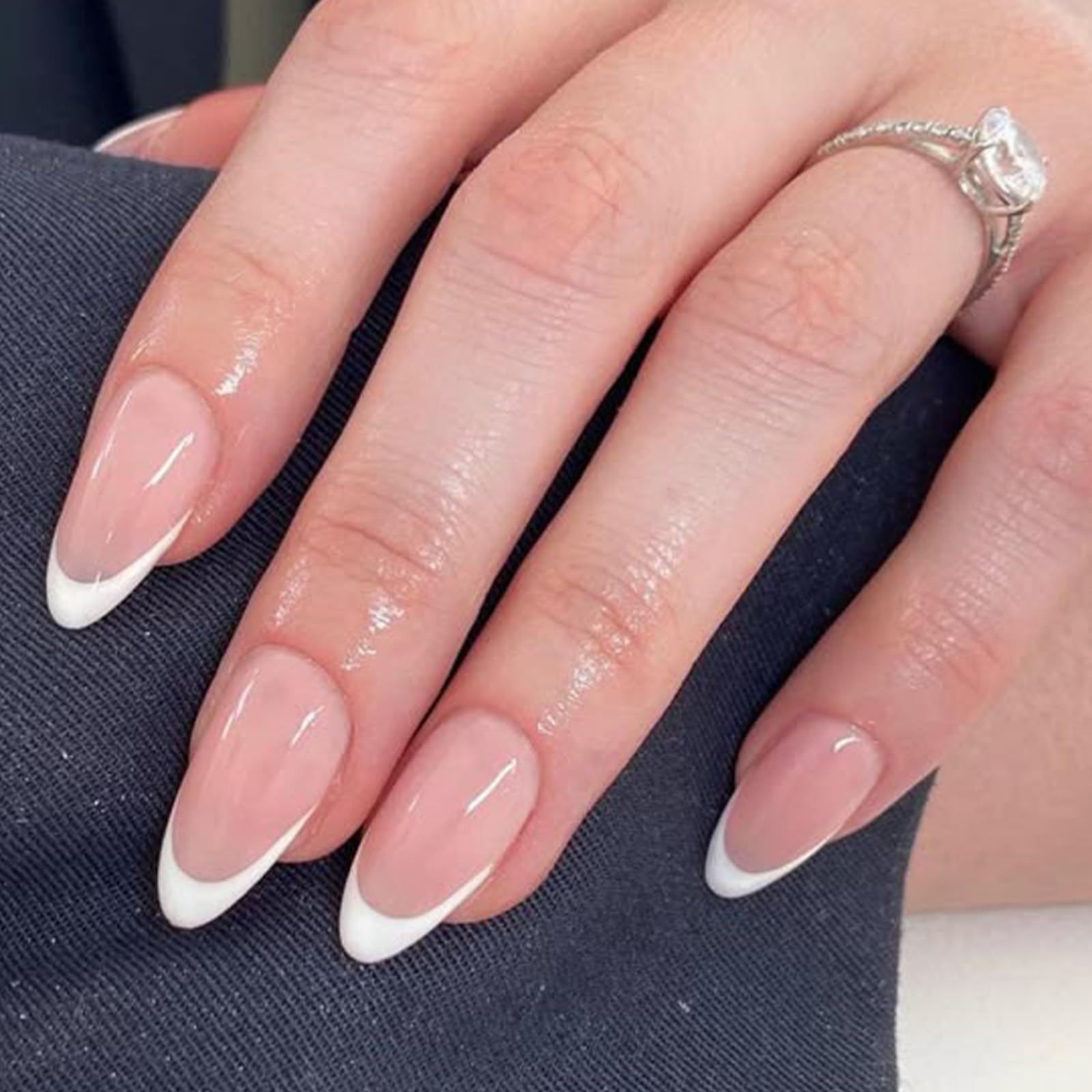 Ongles Modelones à poser en amande, prêt à une pose rapide et fiable.