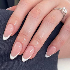 Ongles Modelones à poser en amande, prêt à une pose rapide et fiable.