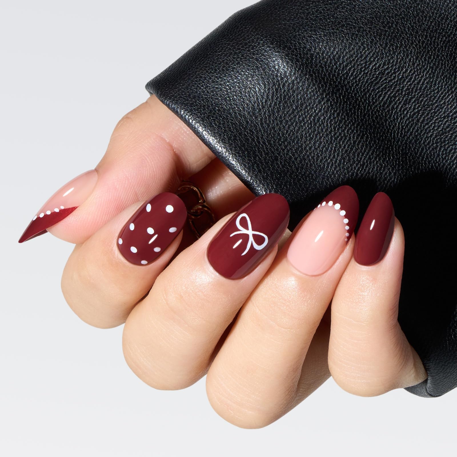 Ongles Modelones autocollants rouges amande à pois, design éclatant pour une manucure audacieuse