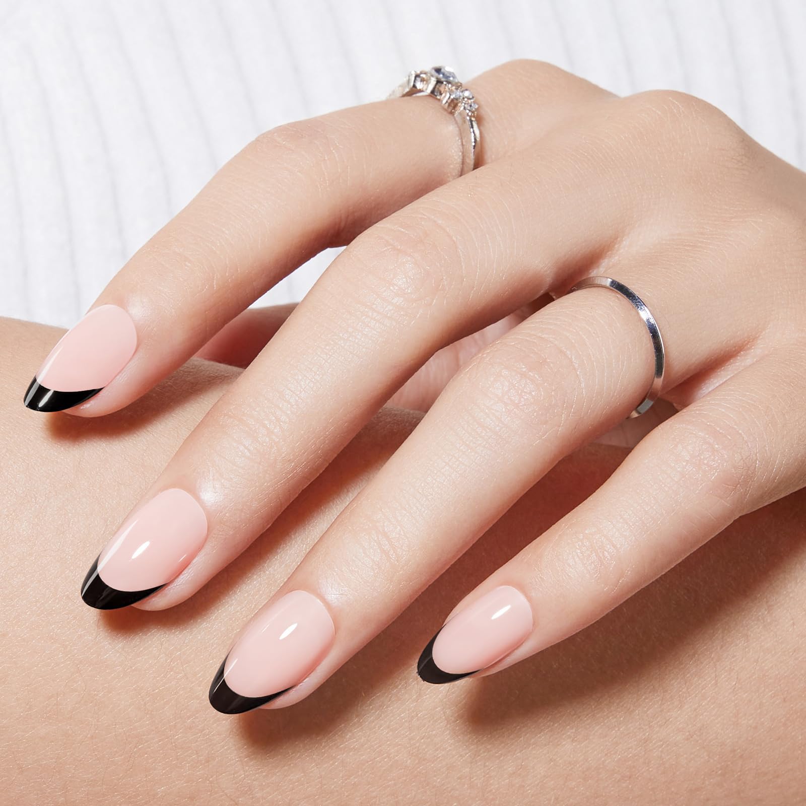 Modelones ongles courts en amande, faciles à poser et réutilisables.